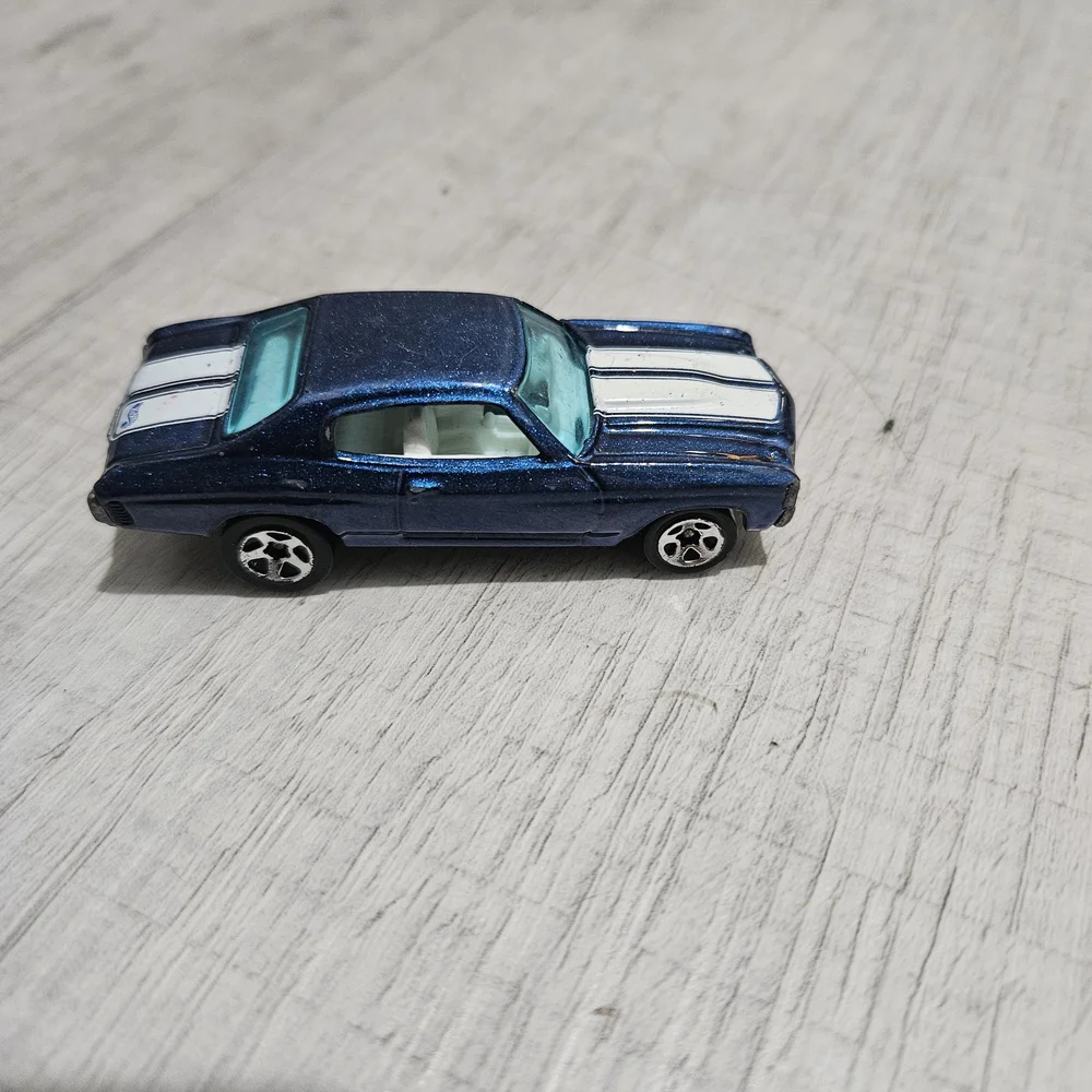 Vintage 1998 Hot Wheels 1970 Chevelle SS Blue w/ White Stripes Diecast Toy Car